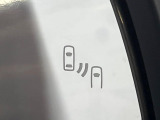 【ブラインドスポットモニター】走行中、ドアミラーの死角になりやすい箇所に後続車が接近するとサイドミラーのレンズに警告を表示!ドライバーに注意喚起をしてくれます。
