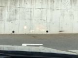 HUD: ヘッドアップディスプレイはドライバーが前方に集中できるよう、ナビや車速情報をフロントガラスに投影するシステムです。