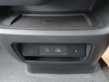 センターコンソール部、ワイヤレス充電トレイ・USB電源ソケット(タイプA、タイプC)