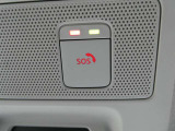 急病時や危険を感じた時、SOSコールスイッチを押すと専門のオペレータに繋がって、警察や消防への連携をサポートしてくれます。また、万が一の事故発生時には、エアバッグ展開と連動して自動通報します。
