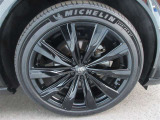 タイヤのサイズは21インチです。純正のアルミホイールがついております。雪道が心配な方はスタッドレスタイヤも販売しておりますのでご相談ください。