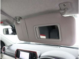 対向車のライトや日差しが眩しいときに役立つサンバイザーです。バニティミラーも付いています。