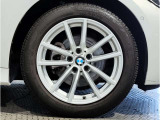 BMWの純正アロイホイールは軽量かつ強度にも優れているホイールで走行性能を引き上げる設計になっております。足元にもBMWは妥協がなくこだわっている個所になります。
