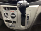 インパネシフトで操作性がいいです。足元もスッキリしています。