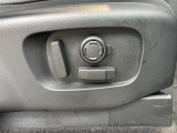 電動パワーシートですので運転中のシート調節も安全に行えます。微調整も可能ですのであなただけのドライビングポジションを実現します。