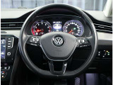 ステアリングホイール【フォルクスワーゲンマークが光る、握りやすい3本スポークのステアリング】