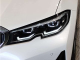 BMWの伝統の丸目4灯ヘッドライトでございます。LEDライトで視認性もよく明るく安全性の向上につながります。