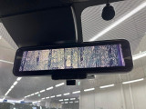 【インテリジェントルームミラー】後席の大きな荷物や同乗者で後方が確認しづらい時でも安心!カメラが撮影した車両後方の映像をルームミラー内に表示。クリアな視界で状況の確認が可能です!