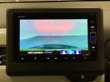 ギヤをR(バック)に入れるとナビの画面に後ろの映像が映るリアカメラ付です。後退時、コンディションが悪い視界でもカラーバックモニターがドライバーをサポートします。