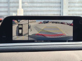 車両の前後左右にある4つのカメラを合成することで、まるでご自身のクルマを空から見ているような俯瞰での映像を映し出してくれます。バック時ももちろんのこと、前進時に視界の悪い交差点でも役に立ちますね。