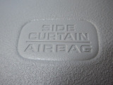 サイドカーテンエアバックシステムは、側面衝突時に大人から子供までさまざまな体格の乗員の頭部や頚部を広範囲で保護。特にセンターピラーへの頭部衝突を防ぐ展開性能を実現しています。