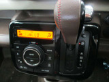 ■シフトノブは本革巻き仕様でおしゃれな雰囲気♪エアコンはオートエアコンを採用しております。