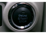 プッシュスタート付き。スマートキーを携帯していればキーを取り出さずにドアを施錠&解錠。クルマの始動も可能です。