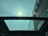 大型のパノラミックガラスルーフでルーミーなー車内空間を演出。もちろん紫外線、赤外線カット仕様です。