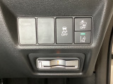 Hondaセンシング用の、VSA(ABS+TCS+横滑り抑制)解除と路外逸脱抑制機能などのオンオフスイッチはハンドルの右側に装備。その下にETCがついています。高速道路の料金所の通過も楽々です。