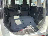 リアシートを倒せば、広い荷室を確保できます。
