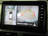 アラウンドビューモニター付きです。車両を上から見たような映像をナビゲーション画面に表示。運転席からの目視だけでは見にくい、車両周辺の状況をリアルタイムでしっかり確認できます。