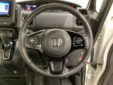 ハンドルにHondaセンシング系のクルーズコントロールやレーンキープアシストなどのスイッチと、オーディオの操作スイッチが装備されています。ハンドルから手を離さず安全に操作できます。