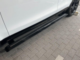 ディーラーオプションの電動サイドステップを装備しております。負担が少なく乗降が可能になります。ルーフへのアクセスも良くなるため、キャリアを付けたときや洗車時にも足場として使えます。