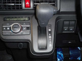 シフトレバーはインパネに配置されています。