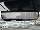 【デジタルインナーミラー】車両後方カメラの映像をミラーに映すことが出来ます。 そのため、後席に人や荷物があって後方が見えづらい場合でもしっかり視界を確保することが出来ます。