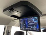【アルパイン後席モニター(フリップダウンモニター)】後部座席からも、DVDや映画・ライブ映像など様々な動画が楽しめドライブが退屈しません!※機種によって接続できる映像が異なります。