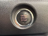 エンジンスタートボタンです。キーが車内にあれば、エンジンの始動・停止はブレーキを踏んでスイッチを押すだけ!キーを取り出す手間を省き、ワンプッシュでエンジンを操作するので簡単でスムーズです。