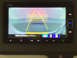 バックでの車庫入れも安心です! リアカメラが付いているバックモニター付のナビを装備しております。操作線もついており距離感も画面から確認できます。