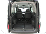 リヤシートが床下収納できるので、畳むと荷室がさらに広くなります。