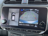 アラウンドビューモニターです。上空からお車の周りを見る感覚で表示されますので、車庫入れも簡単