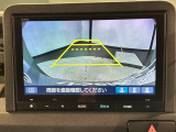 リバースギアに入れるだけで後方の表示へ切り替わります。夜間や雨の日の駐車も楽になりますよ。