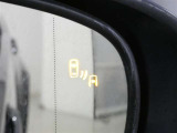 隣車線を走る車両をレーダーで検知し、ドアミラーでは確認しにくい後側方エリアに存在する車両に加え、急接近してくる車両も検知します。車両を検知するとドアミラーに搭載されたLEDインジケーターが点灯します。
