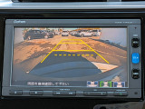 駐車時の安全確認をサポートするバックカメラも使用できます。インターナビで様々な情報を得ることもできます。