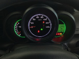 真ん中にスピードメーターを配した、見やすい3眼メーターになっています。右側のインフォメーション画面でオドメーターや燃費などの情報を確認できます。