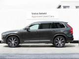 ボルボのフラッグシップモデルでありながら、7人乗りのSUVとしてファミリーからの人気も高いXC90です 新型では前輪の位置を前に伸ばし、安定感のあるどっしりとしたフォルムを得ました
