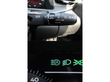 アダプティブLEDヘッドランプ+LEDフォグランプを装備しております。ハイビームアシストとオートライト機能もありますので、周囲の状況に応じてライトを点灯&hArr;消灯してくれます。