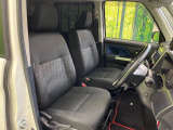 運転席まわりには十分なスペースがあり、大柄な方でもゆったり運転していただける環境です。