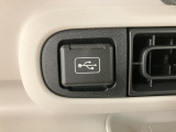 ナビに繋がるUSB端子を装備!センタートレイ近くにあるので便利ですよ!