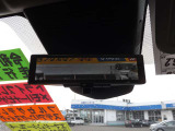 【インテリジェントルームミラー】後方のカメラ画像が映し出されるので、乗員や荷物でさえぎられがちな後方視界をクリアに保ちます♪
