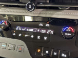 左右独立温度コントロールフルオートエアコンです。運転席、助手席それぞれで独立して温度設定ができます。冷え性の方が乗っても安心ですね♪