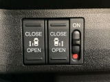 リアドアは乗り降りに便利な両側電動スライドドアです。また運転席に座っていながらスイッチ操作で自在にスライドドアを開け閉めできます。