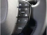 レーダークルーズコントロール(全車速追従機能付)付きです。車速に応じて追従支援してくれるので、ロングドライブも快適です。詳細は販売店スタッフまでおたずねください。