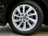 純正アルミホイールはスタイリッシュで、足元を引き締めます。
