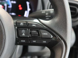 アダプティブクルーズコントロール機能付きです。走行中に先行車の様子を検知しながら、設定した車速の範囲内で先行車との距離のキープを支援します。詳細は販売店スタッフまでおたずねください。