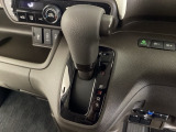 CVT車のセレクトレバーです。低速から高速まで、変速ショックのないスムーズな走りを実現するとともに、エンジン効率のよい領域を維持することで燃費にも貢献します。
