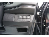 パーキングセンサーシステムや衝突軽減ブレーキ等のスイッチ類は、運転席の右側にあります。