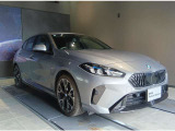 【BMWの伝統-1】BMWの特徴的な&ldquo;キドニーグリル&rdquo;は、80年以上続く伝統の形でございます。変わらないこだわりのデザインが、プレミアムブランド&ldquo;BMW&rdquo;を創り出します。