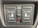 【両側パワースライドドア】スマートキーや運転席のスイッチで後席両側スライドドアの開閉が可能♪電動だから力を入れてドアを開ける必要が無く、小さなお子様でも簡単に開け閉めでき快適です♪