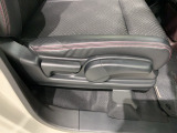 シートハイトアジャスターが付いているので運転姿勢を調整するのに便利ですね。身長に合ったシートポジションは安全運転や疲労軽減にもつながります。