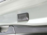 パワーシートも付いています。シートスライドやリクライニングが電動で操作できます。パワーシート付のクルマは上級タイプが多い